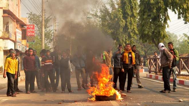 إضرام النيران فى 30 مركز اقتراع ببنجلاديش قبيل يوم من الانتخابات