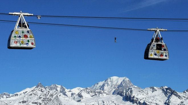  بالصور| فرنسي يسير على سلك رفيع بارتفاع 111 مترًا فوق جبال الألب 
