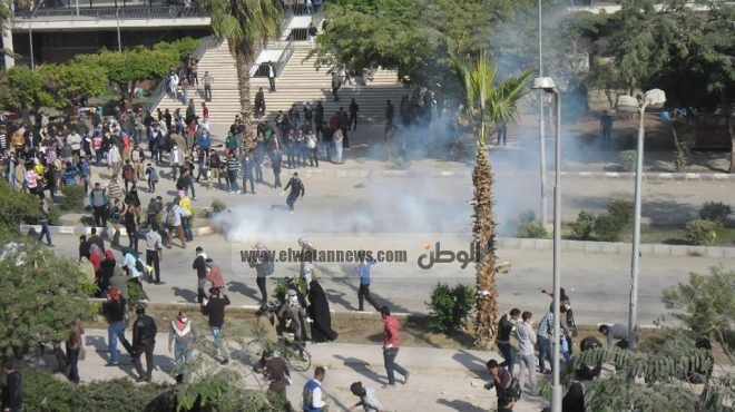 اشتباكات بين طلاب الإخوان والأمن أمام جامعة أسيوط 