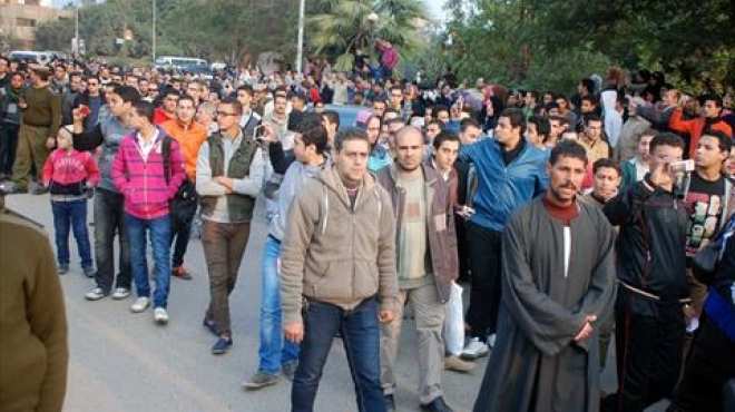 عشرات الآلاف ينتهون من صلاة الجنازة على شهداء الدقهلية: الشعب يريد إعدام الإخوان
