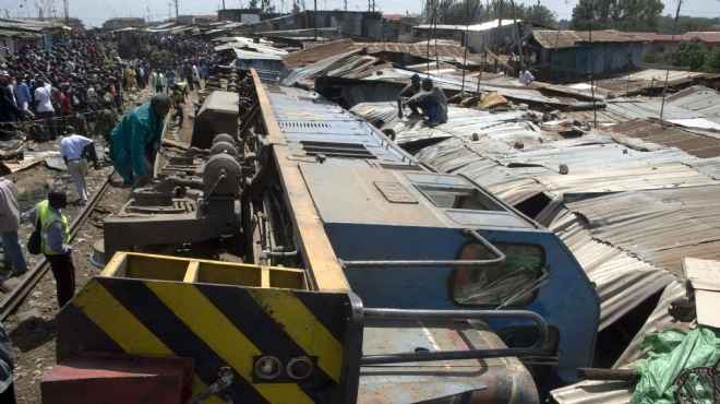 مقتل 57 شخصا في حادث خروج قطار عن مساره في 