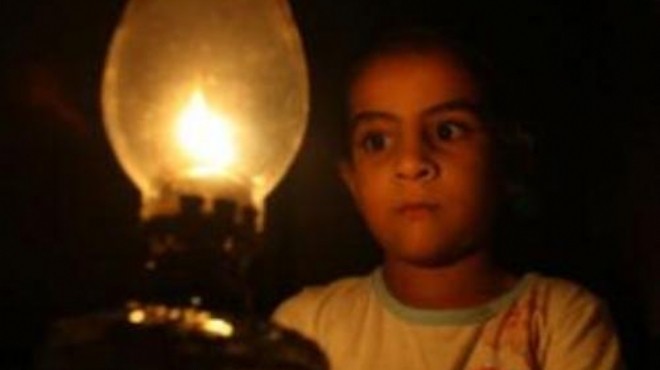  نشطاء الإسكندرية يتظاهرون بلمبات الجاز ضد قطع الكهرباء.. ويقاضون مرسي وقنديل