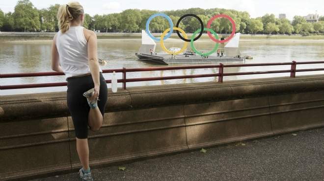  حلقات الأولمبياد العملاقة تزين نهر التايمز بلندن