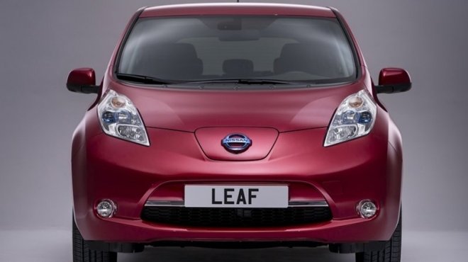  صاحب السيارة Nissan Leaf الكهربائية يحتفل بقطع 100,000 ميل 