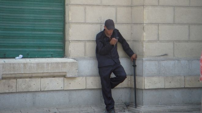 عسكرى الدورية أمام باب الديوان: «اللى يشوف بلاوى الناس تهون عليه بلوته»