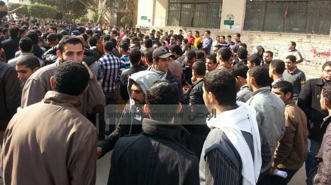 طلاب الإخوان يغلقون الباب الرئيسي لجامعة الزقازيق ويشعلون النيران لمنع دخول الأمن