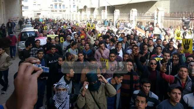 مظاهرة لطلاب الإخوان خارج أسوار جامعة أسيوط بعد منعهم من التجمهر داخلها