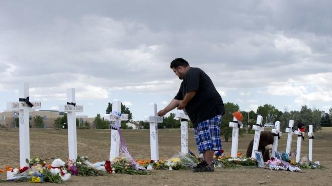 بالصور: العشرات يؤدون مراسم عزاء ضحايا مذبحة كولورادو