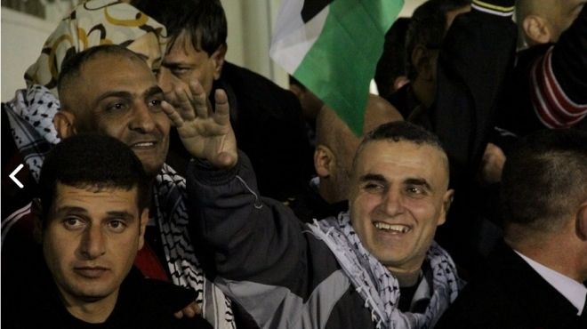 أسرى فلسطينيون يعلنون اتخاذ خطوات تضامنية مع زملائهم المضربين بالسجون الإسرائيلية