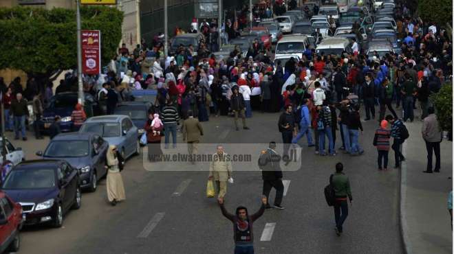 طلاب الإخوان بجامعة عين شمس يقطعون شارع الخليفة المأمون