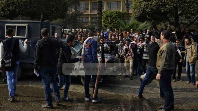 القبض على أحد متظاهري الإخوان خلال اشتباكات مع الشرطة بجامعة عين شمس