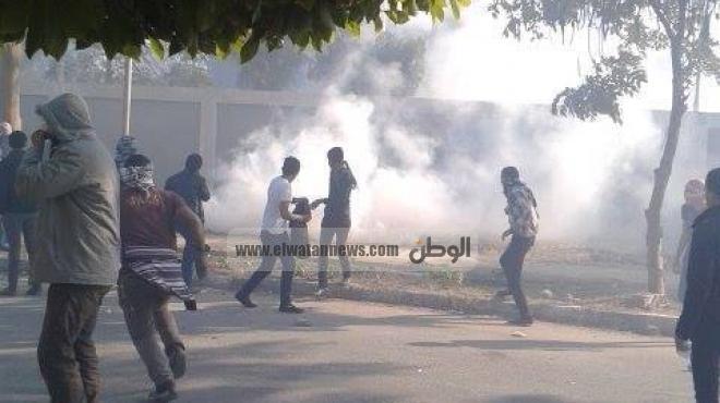 الأمن يطلق الغاز لتفريق طلاب الإخوان أمام 