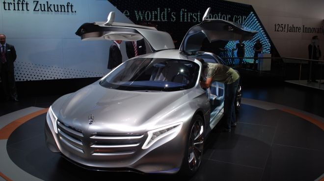 بالصور| سيارة 2025 لمرسيدس بنز.. جولة أسطورية في عالم المستقبل