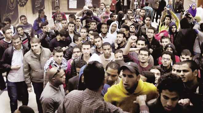  طلاب الإخوان يقتحمون البوابة الغربية لجامعة حلوان ويحرقون مكاتب الأمن الإداري 