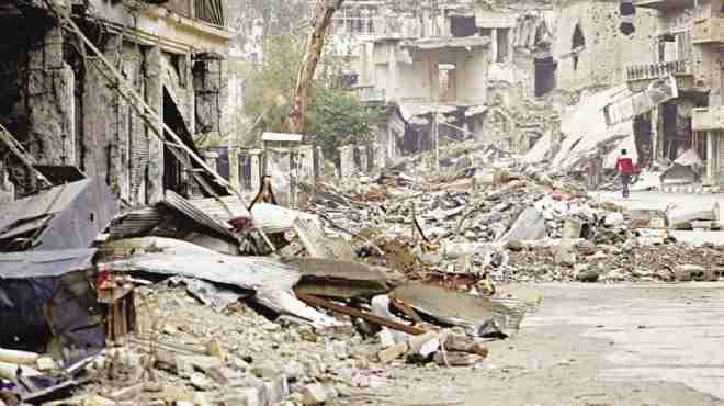 ناشطون: الطائرات السورية تقصف منازل الأهالي في بلدة بالقرب من دمشق