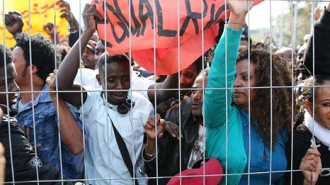 إسرائيل تأمر المهاجرين الأفارقة بتسليم أنفسهم بمركز اعتقال جديد