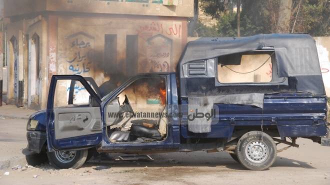 طلاب الإخوان يحرقون سيارة شرطة أمام 