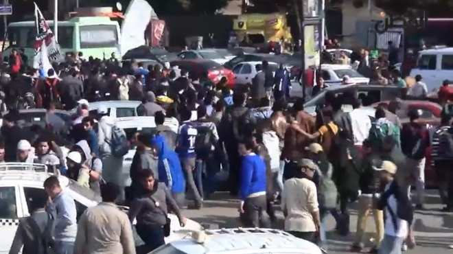  طلاب الإخوان يشتبكون مع أصحاب السيارات أمام جامعة القاهرة 
