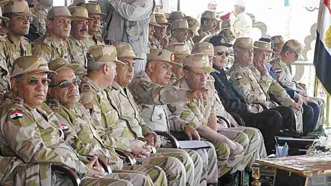 انتشار 160 ألف ضابط وجندى بالجيش أمام لجان الاستفتاء.. وقادة التشكيلات يتلقون «التمام»