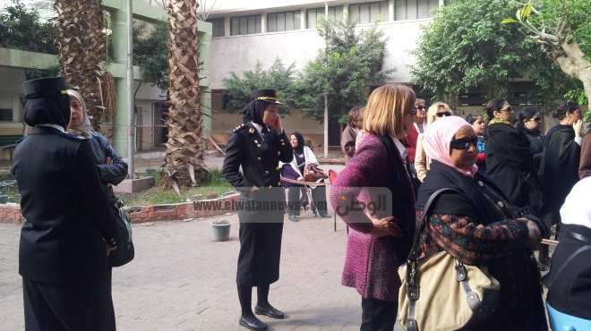  مشادات بين الصحفيين ونقيب شرطة لرفضه دخولهم إحدى لجان مصر الجديدة 