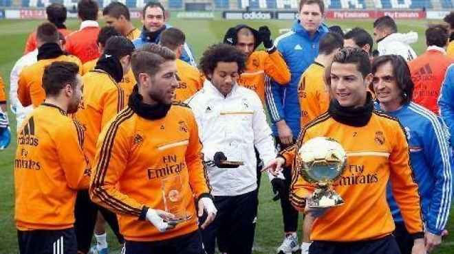 لاعبو ريال مدريد يحتفلون بتتويج رونالدو بالكرة الذهبية 
