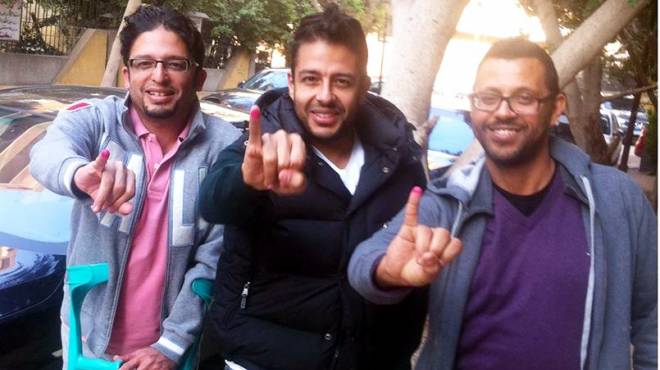  محمد حماقى يصوت علي الدستور في مصر الجديدة