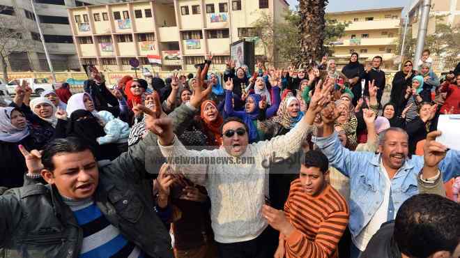 عشرات الناخبين يتظاهرون أمام إحدى لجان الهرم لتأييد الدستور