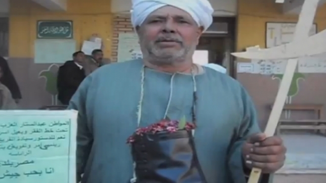 بالفيديو| مواطن معلقا بيادة في رقبته: 