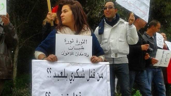 نشطاء تونسيون يحتجون أمام الفندق المقام به اجتماع التنظيم الدولي للإخوان