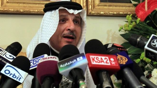 السفير السعودي يسلم عشرة أطنان من التمور لأهالي قطاع غزة 