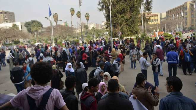 طلاب الإخوان يتظاهرون بالطبول ومكبرات الصوت بجامعة عين شمس