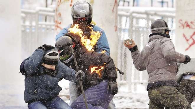  متظاهرون أوكرانيون يلقون زجاجات حارقة على السفارة الروسية في كييف