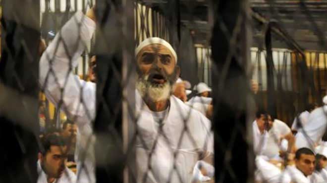 رشق أهالي متهمي مذبحة بورسعيد مديرية أمن المحافظة بالحجارة