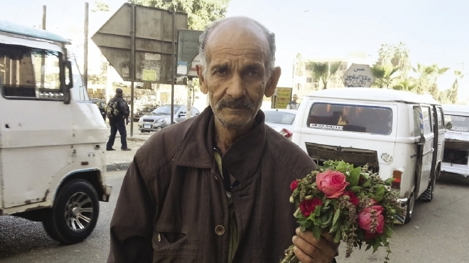 «محمد» يبيع الورد بجوار تفجير الطالبية.. «العمر واحد والرب واحد»