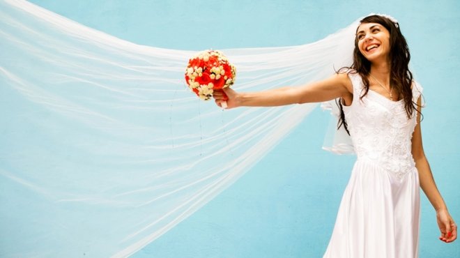 طرحة فستان الزفاف الطويلة أكثر ملاءمة للوجه المستدير والبيضاوي