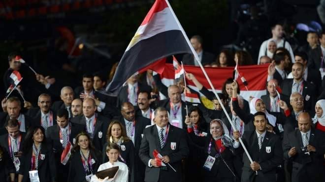 هشام مصباح يحمل علم مصر في حفل افتتاح الأولمبياد 