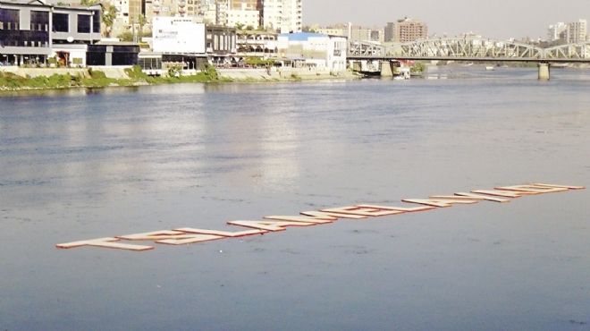 تاجر فى المنصورة يكتب «تسلم الأيادى» على مياه النيل