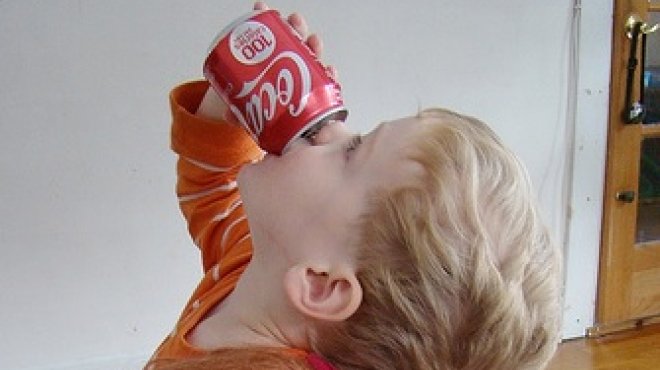 100 منظمة صحية تناشد المطاعم لحذف مشروبات الصودا من قائمة الأطفال 