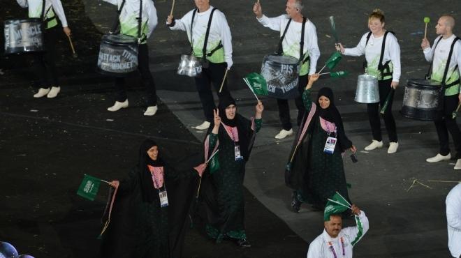 السعوديات خلف الرجال في افتتاح الأولمبياد.. سخرية واتهامات 