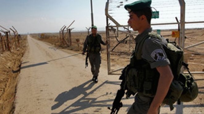 الجيش الإسرائيلي يعتقل أربعة فلسطينيين جنوب غزة