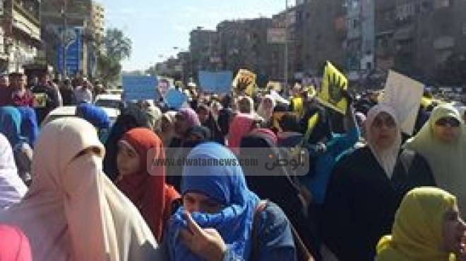 الإخوان يهتفون ضد الجيش والشرطة في ميدان النعام