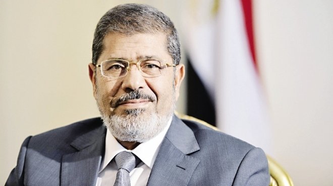 مرسي يغادر مستشفى الزقازيق الجامعي بعد زيارة أخته.. ومدير المستشفى: لم نكن نعرف هوية المريضة