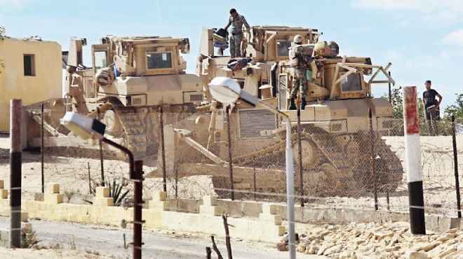 شيوخ قبائل جنوب سيناء يسلمون أسلحة للجيش..والقوات المسلحة تدمر 108 مقرات للعناصر الإرهابية بسيناء