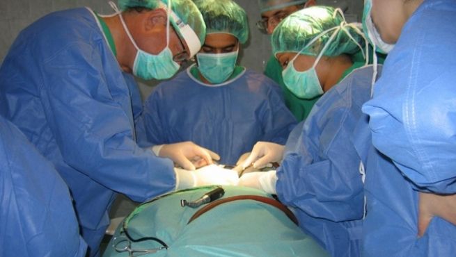 شاب يتقدم ببلاغ ضد طبيب نسي فوطة في بطن زوجته أثناء توليدها بالمنيا