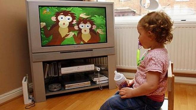 مشاهدة الاطفال للتلفزيون أكثر من 3 ساعات تشجعهم على العنف