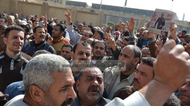 أهالي قرية بالمحلة يتظاهرون أمام المعهد الديني للمطالبة بتطهيره من الإخوان