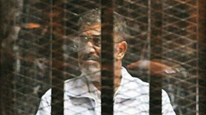 وصول مرسي الي أكاديمية الشرطة فى قضية اقتحام السجون