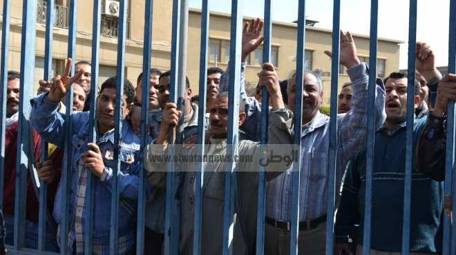 عمال الخدمات البحرية بالإسكندرية يفضون إضرابهم بعد صرف مكافآت