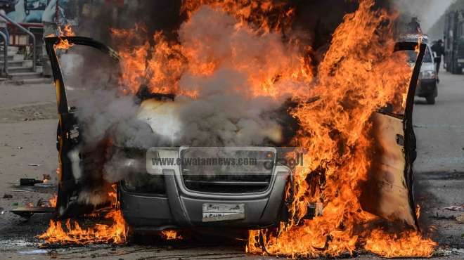 أهالى العزيزية بمنيا القمح يشعلون النار بسيارة قيادي إخواني يستخدمها في نقل الأسلحة