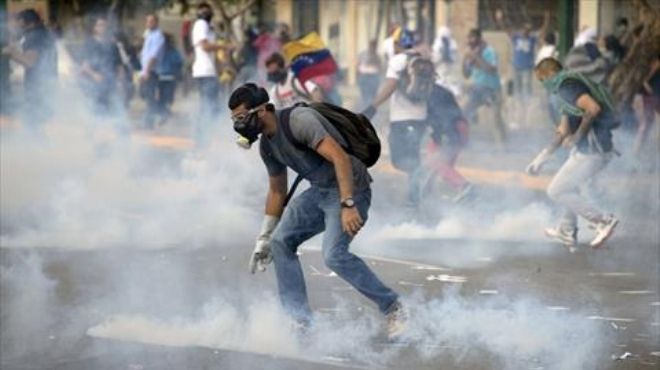 تجدد الاشتباكات بين قوات الأمن ومحتجين فى فنزويلا.. والرئيس يهدد «سى إن إن» بإيقاف البث